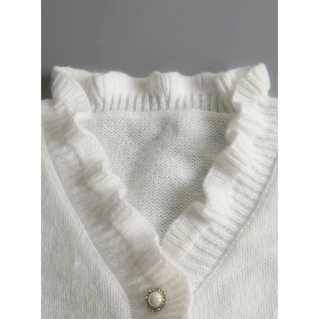 Roswitha | Damen Weiße Strickjacke mit Rüschen, V Ausschnitt und Knöpfen