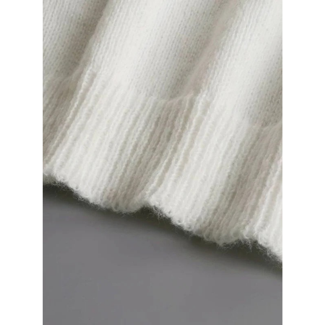 Roswitha | Damen Weiße Strickjacke mit Rüschen, V Ausschnitt und Knöpfen