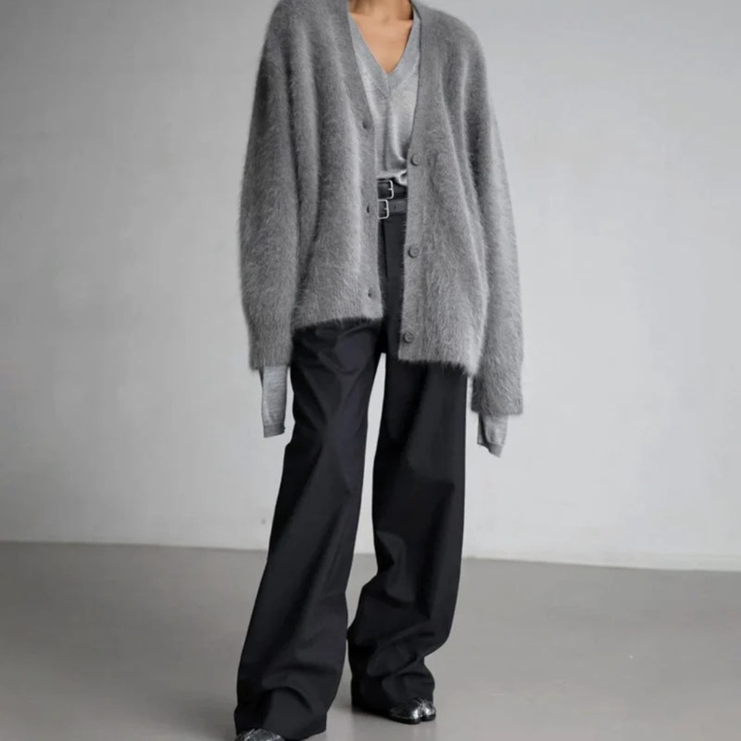 Alicia | Damen Flauschige Strickjacke mit V Ausschnitt und Knöpfen