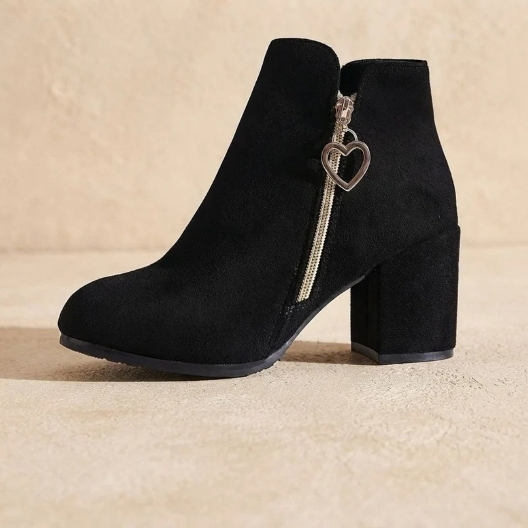 Beatrix | Damen Schwarze Orthopädische Stiefeletten mit Herz Charme und Reißverschluss