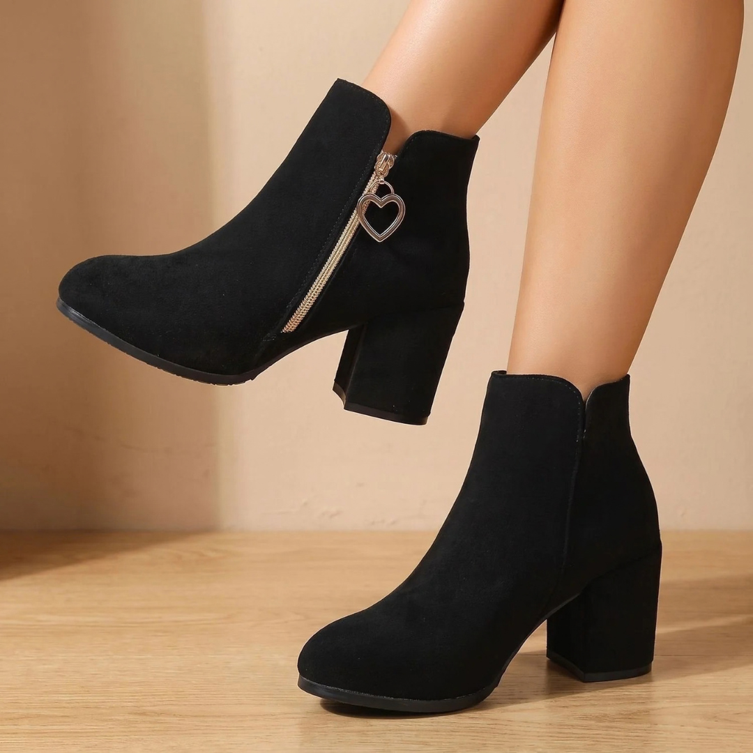 Beatrix | Damen Schwarze Orthopädische Stiefeletten mit Herz Charme und Reißverschluss