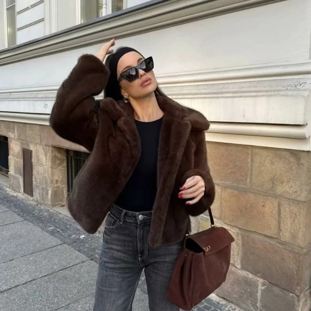 Beatrix | Damen Winterjacke Dunkelbraun mit Kunstpelz, Kurzes Design mit Besonderer Optik