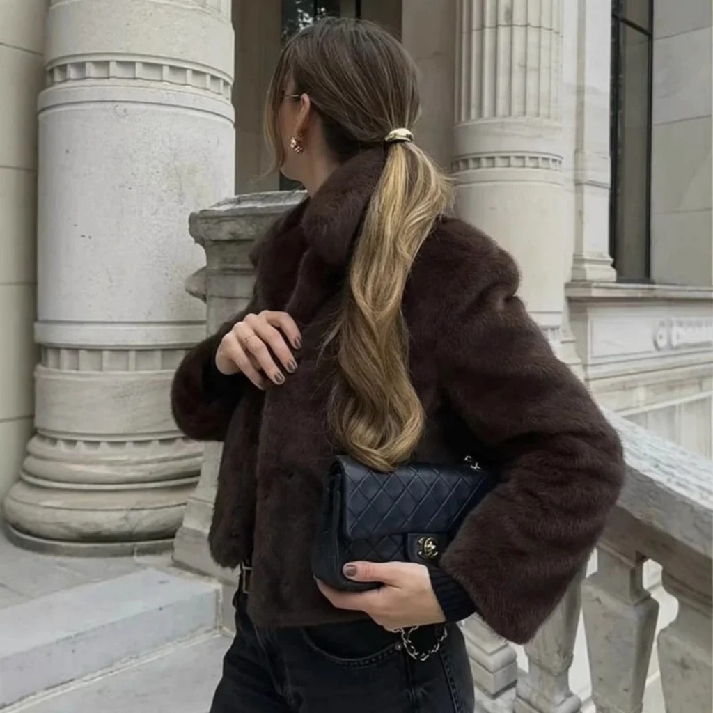 Beatrix | Damen Winterjacke Dunkelbraun mit Kunstpelz, Kurzes Design mit Besonderer Optik
