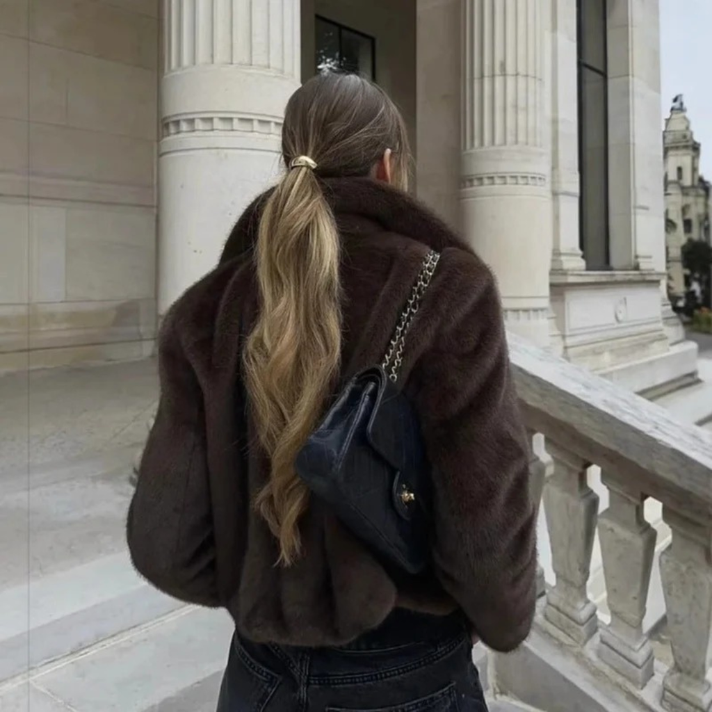 Beatrix | Damen Winterjacke Dunkelbraun mit Kunstpelz, Kurzes Design mit Besonderer Optik