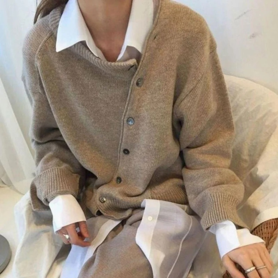 Eleni | Damen Strickjacke mit Knöpfen und Besonderem Schnitt