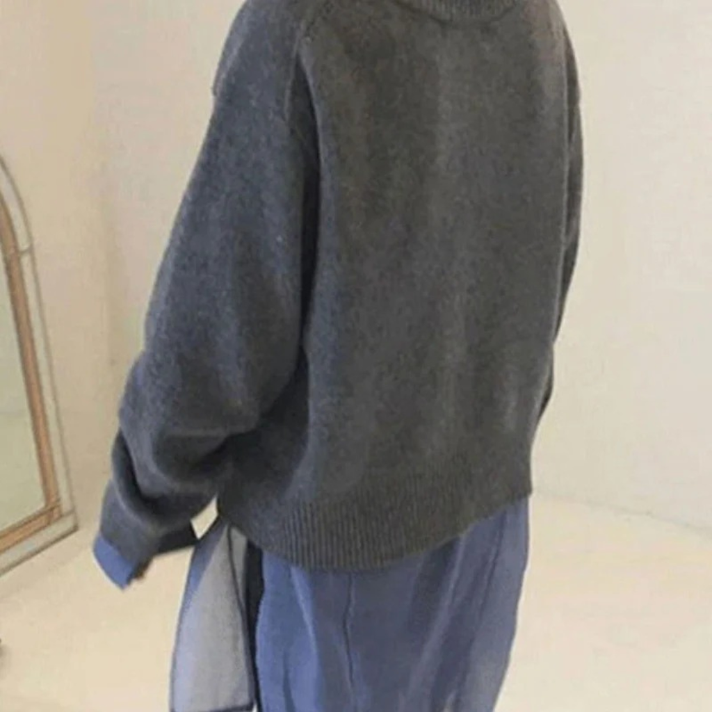 Eleni | Damen Strickjacke mit Knöpfen und Besonderem Schnitt