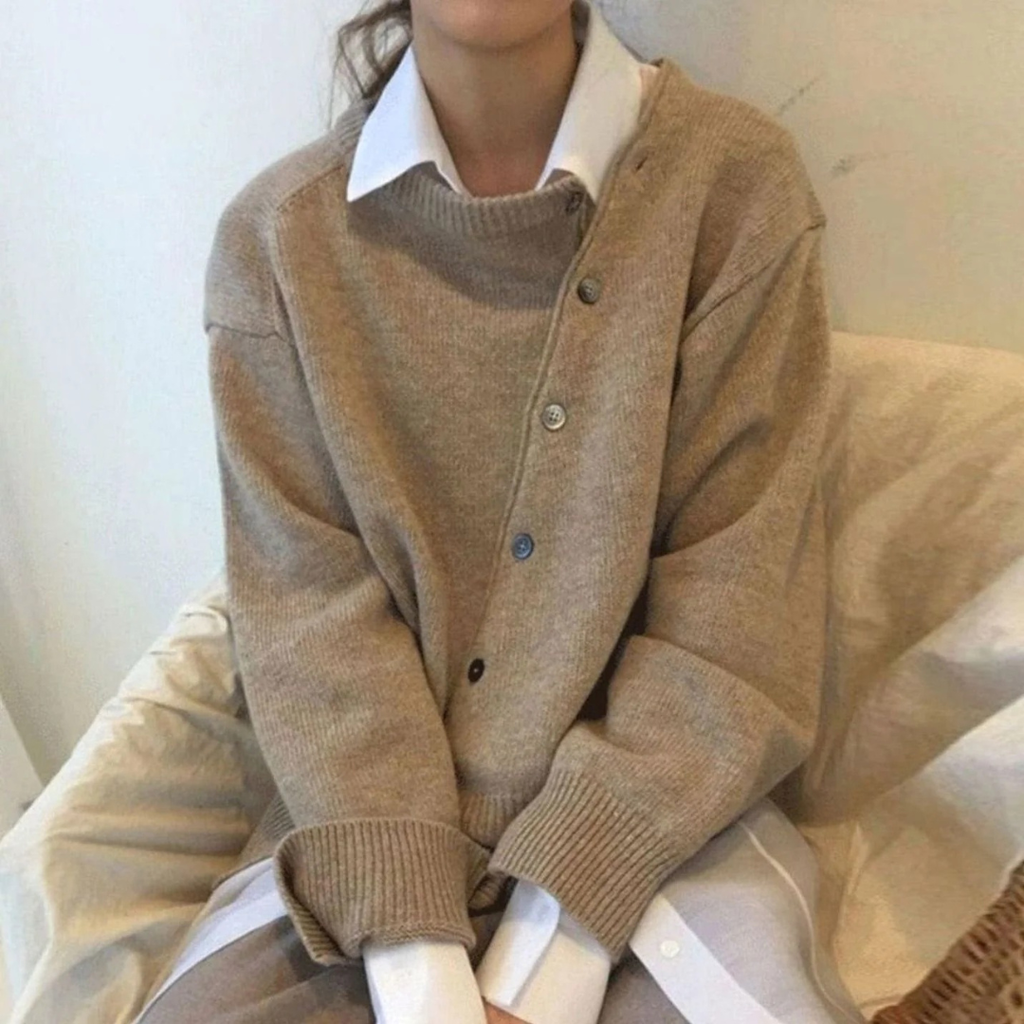 Eleni | Damen Strickjacke mit Knöpfen und Besonderem Schnitt