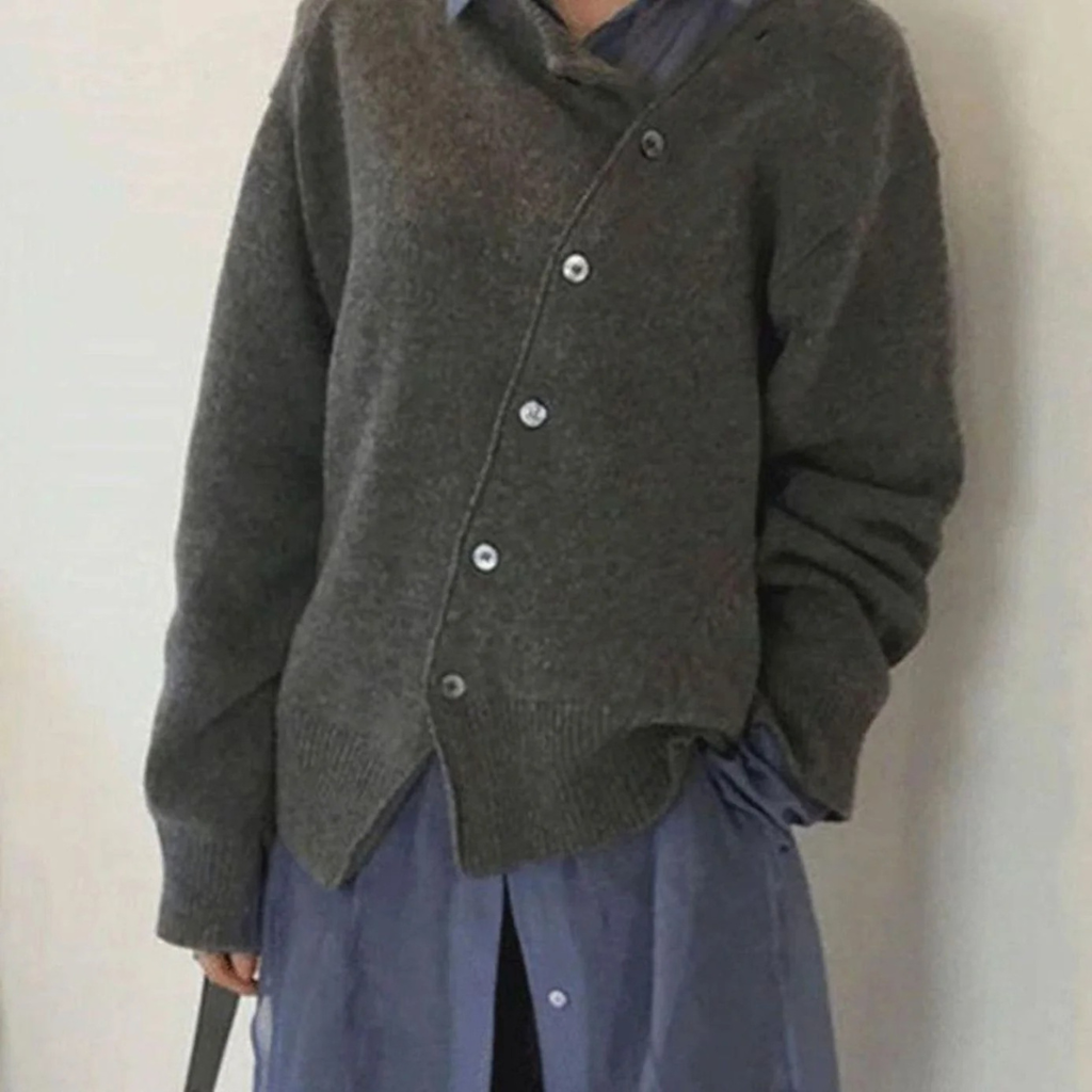 Eleni | Damen Strickjacke mit Knöpfen und Besonderem Schnitt