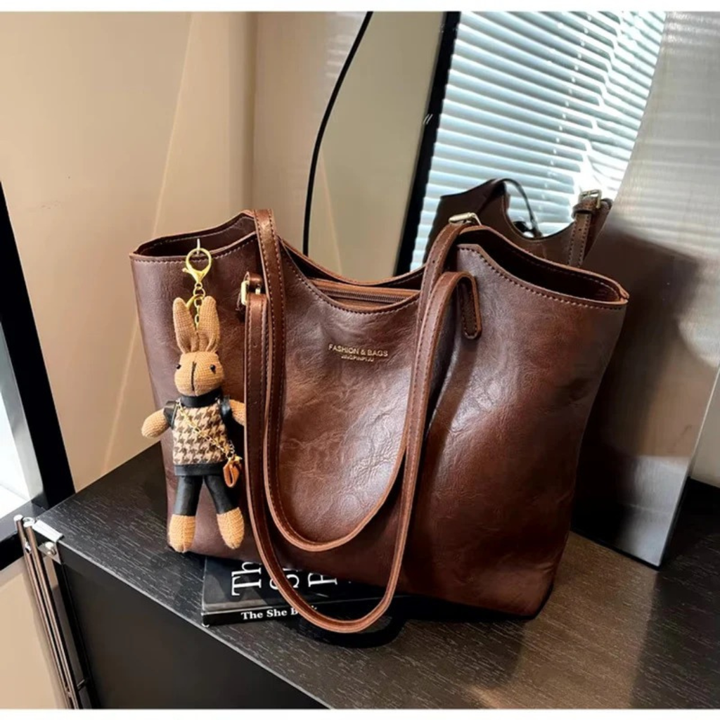 Enna | Damen Vegane Leder Tote Bag Mit Plüsch Anhänger