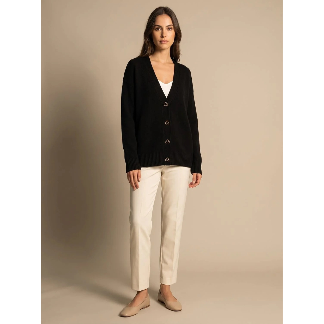 Faye | Damen Strickjacke mit V Ausschnitt und Herz Knöpfen