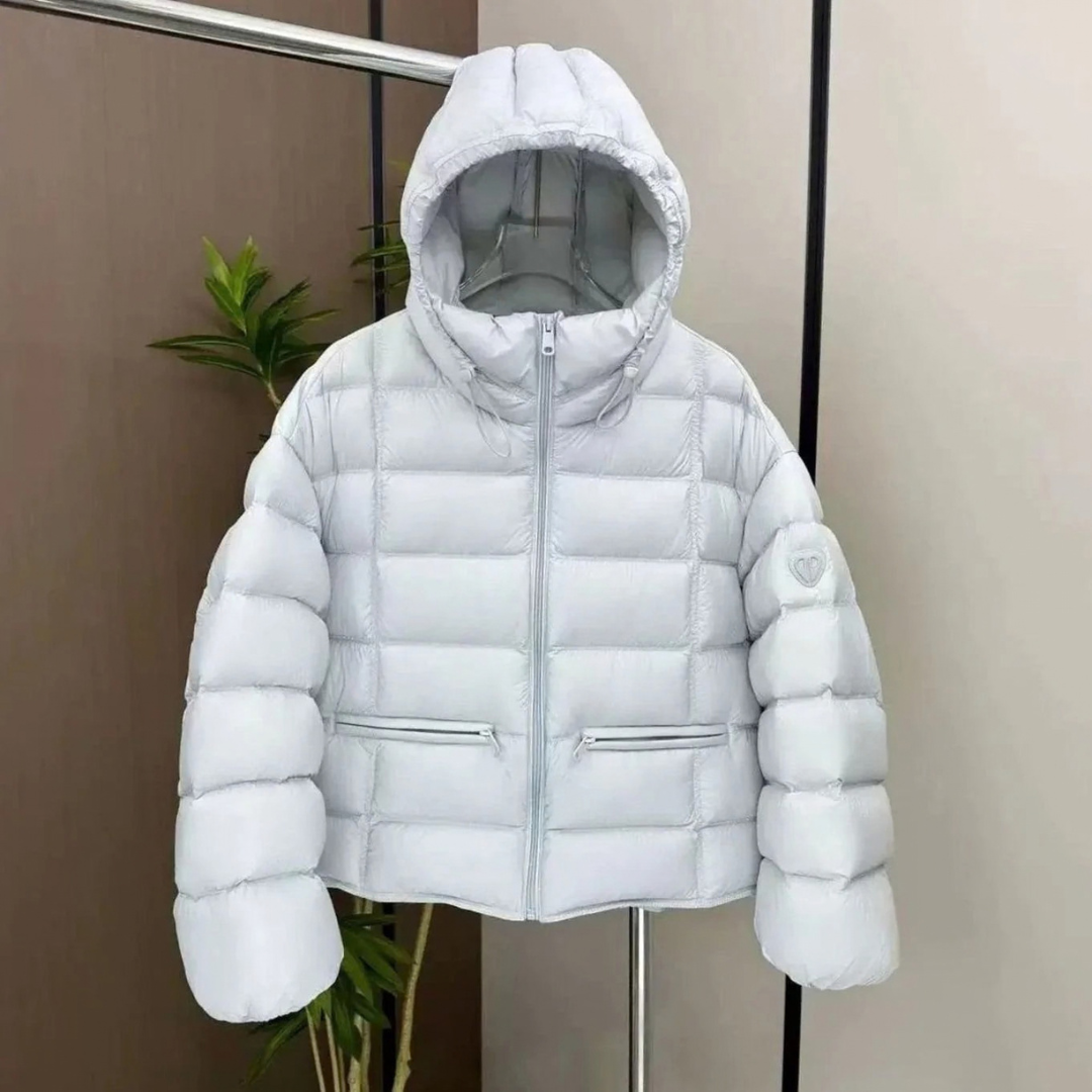 Freya | Damen Kurze Steppjacke mit Kapuze und Reißverschluss