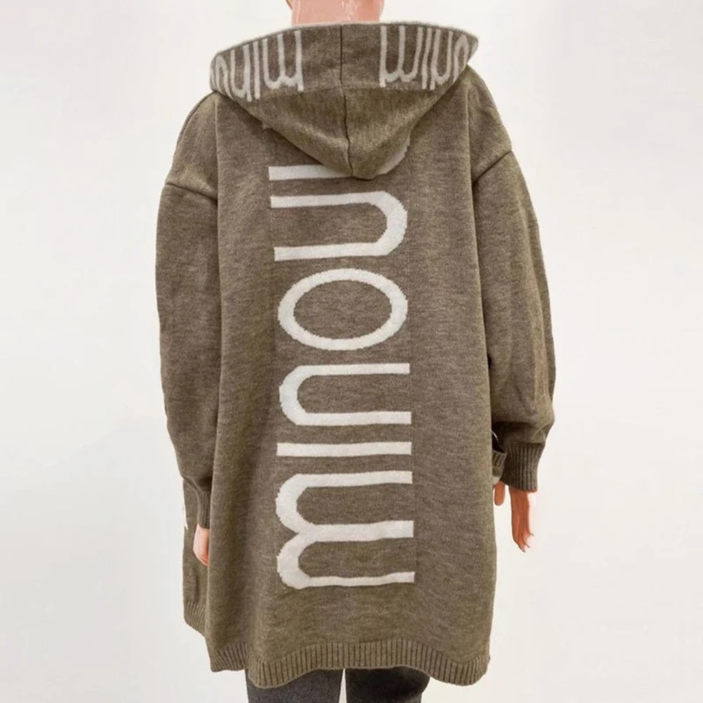 Hannelore | Damen Lange Strickjacke mit Kapuze und Schriftzug