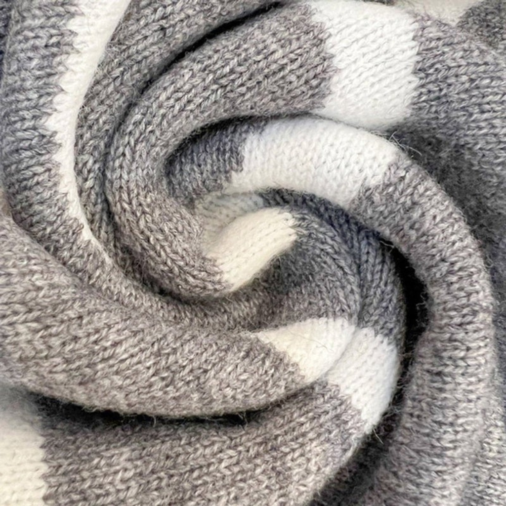 Hannelore | Damen Lange Strickjacke mit Kapuze und Schriftzug