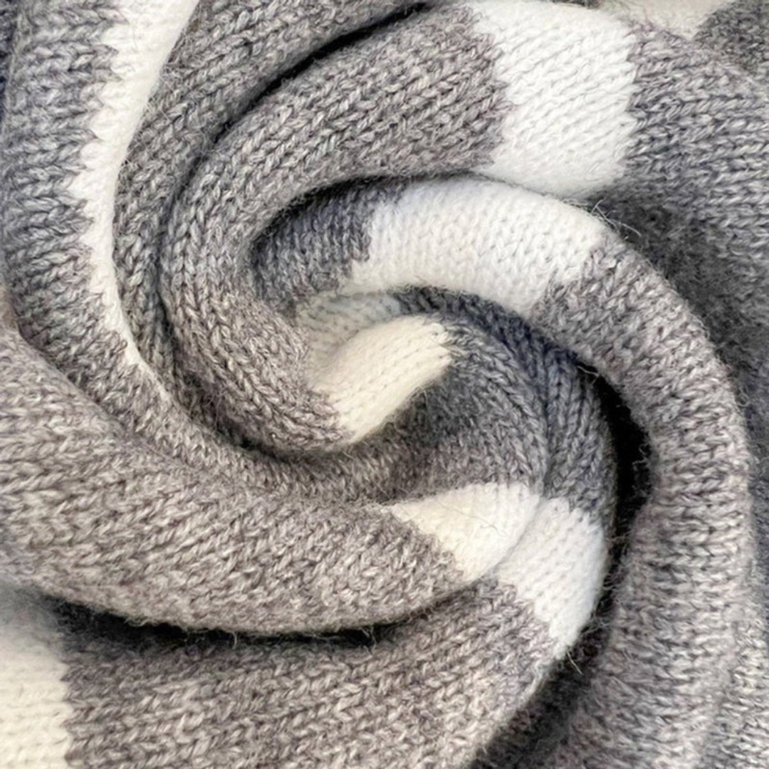 Hannelore | Damen Lange Strickjacke mit Kapuze und Schriftzug