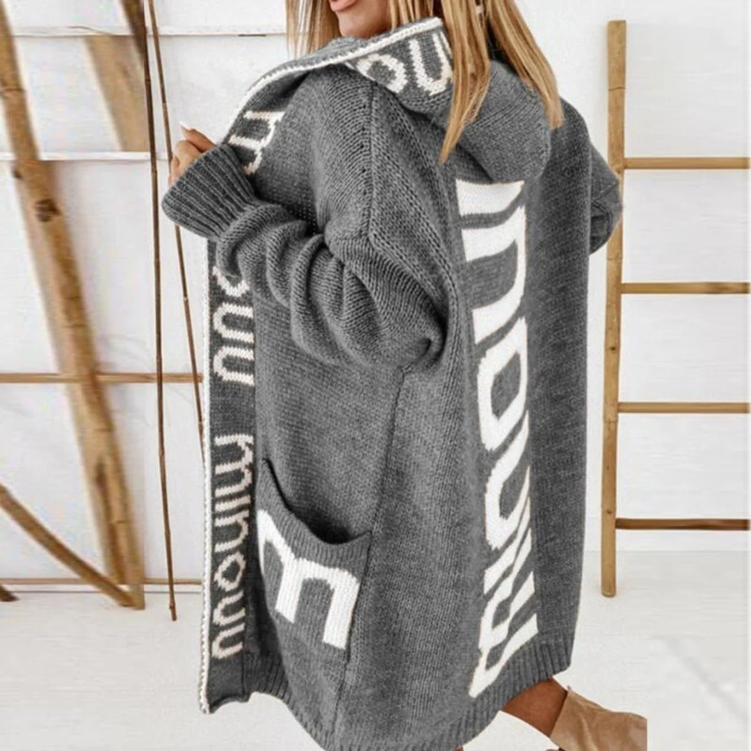 Hannelore | Damen Lange Strickjacke mit Kapuze und Schriftzug