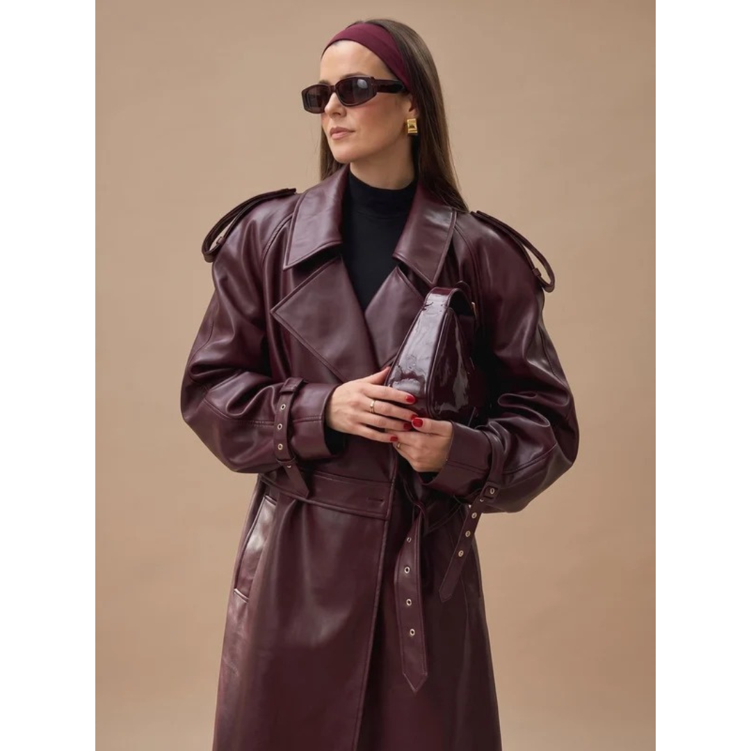 Jolie | Damen Burgund Kunstleder Mantel mit Gürtel