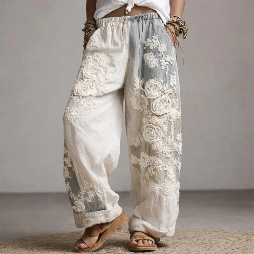 Lili | Damen Sommerhose Mit Floral Details
