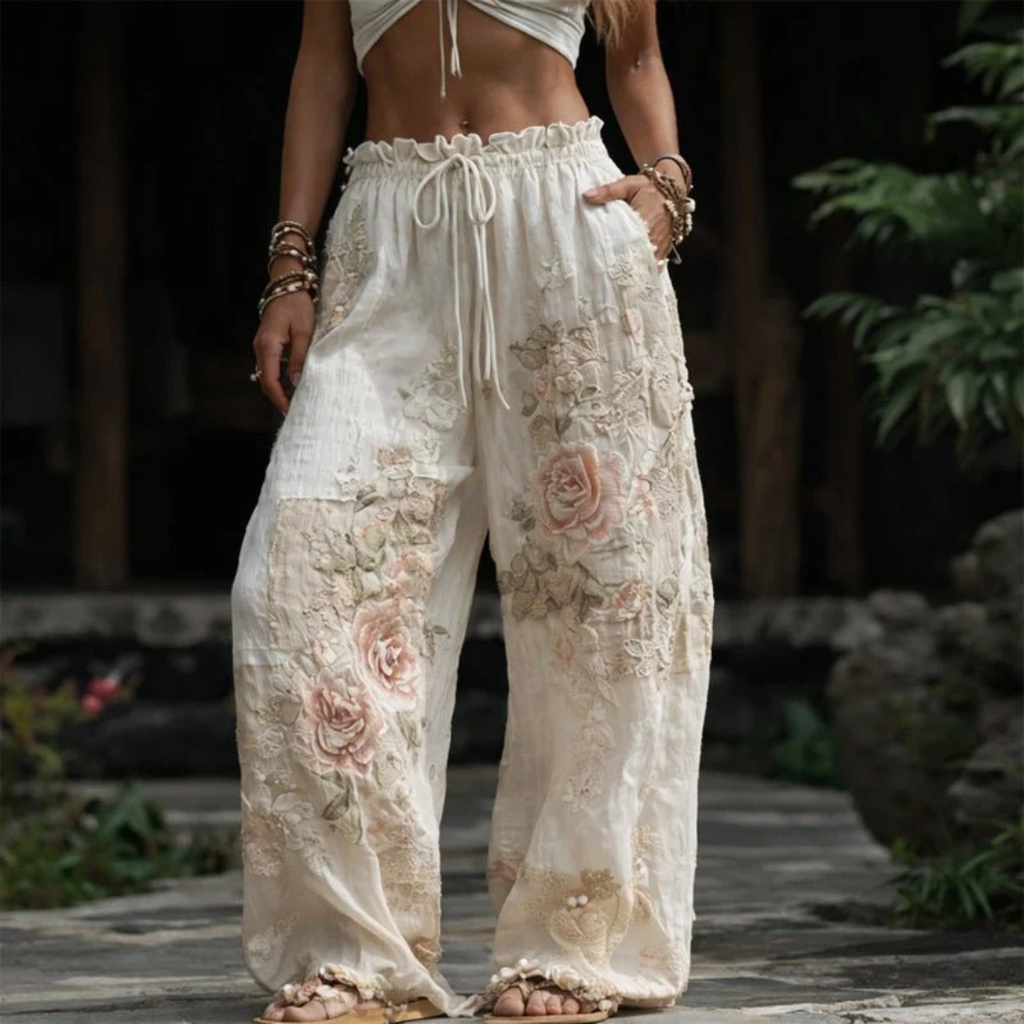 Lili | Damen Sommerhose Mit Floral Details