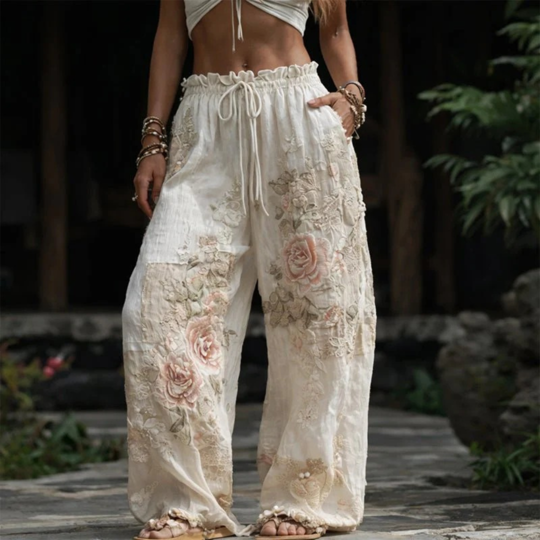 Lili | Damen Sommerhose Mit Floral Details
