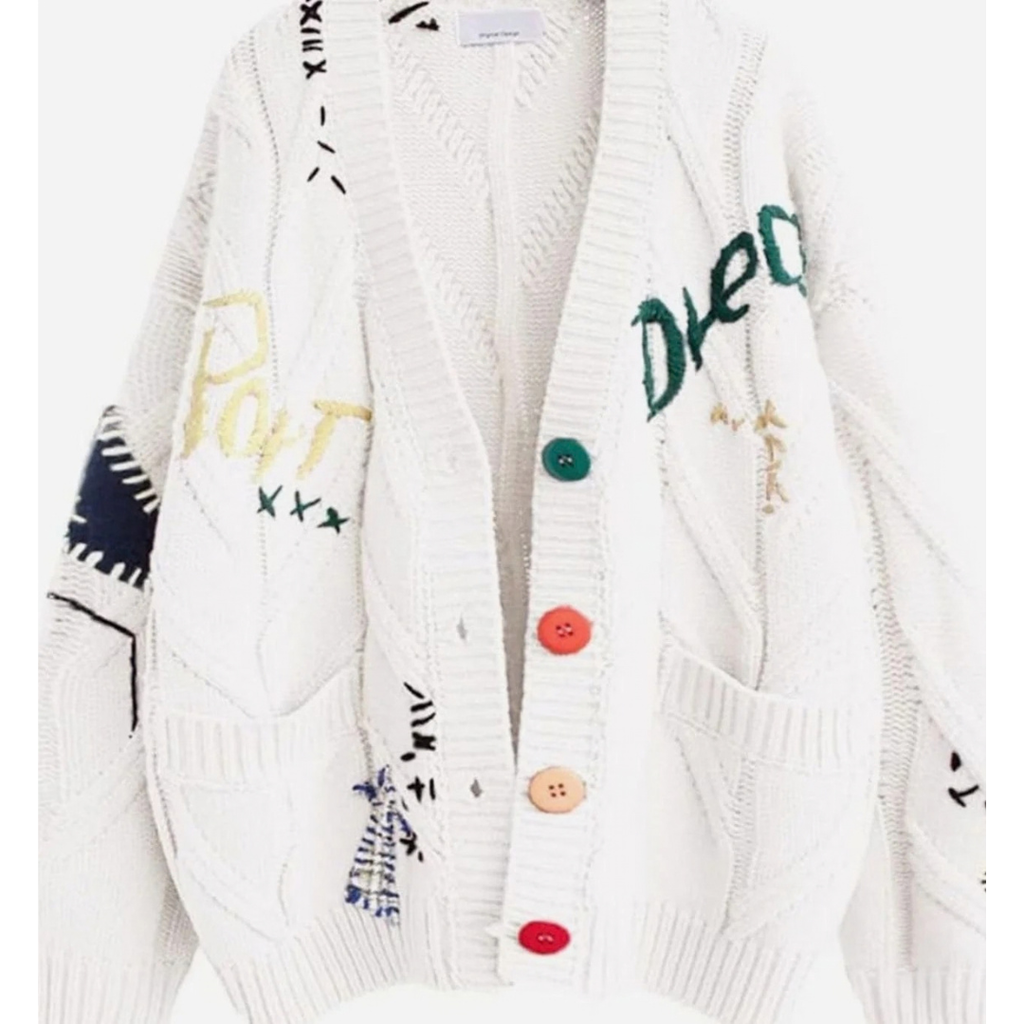 Maren | Damen Strickjacke mit Buchstaben und Knöpfen