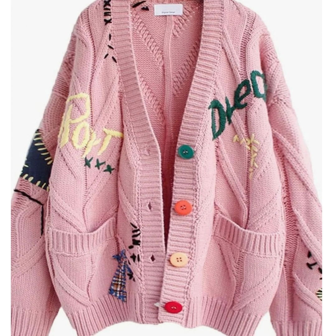 Maren | Damen Strickjacke mit Buchstaben und Knöpfen