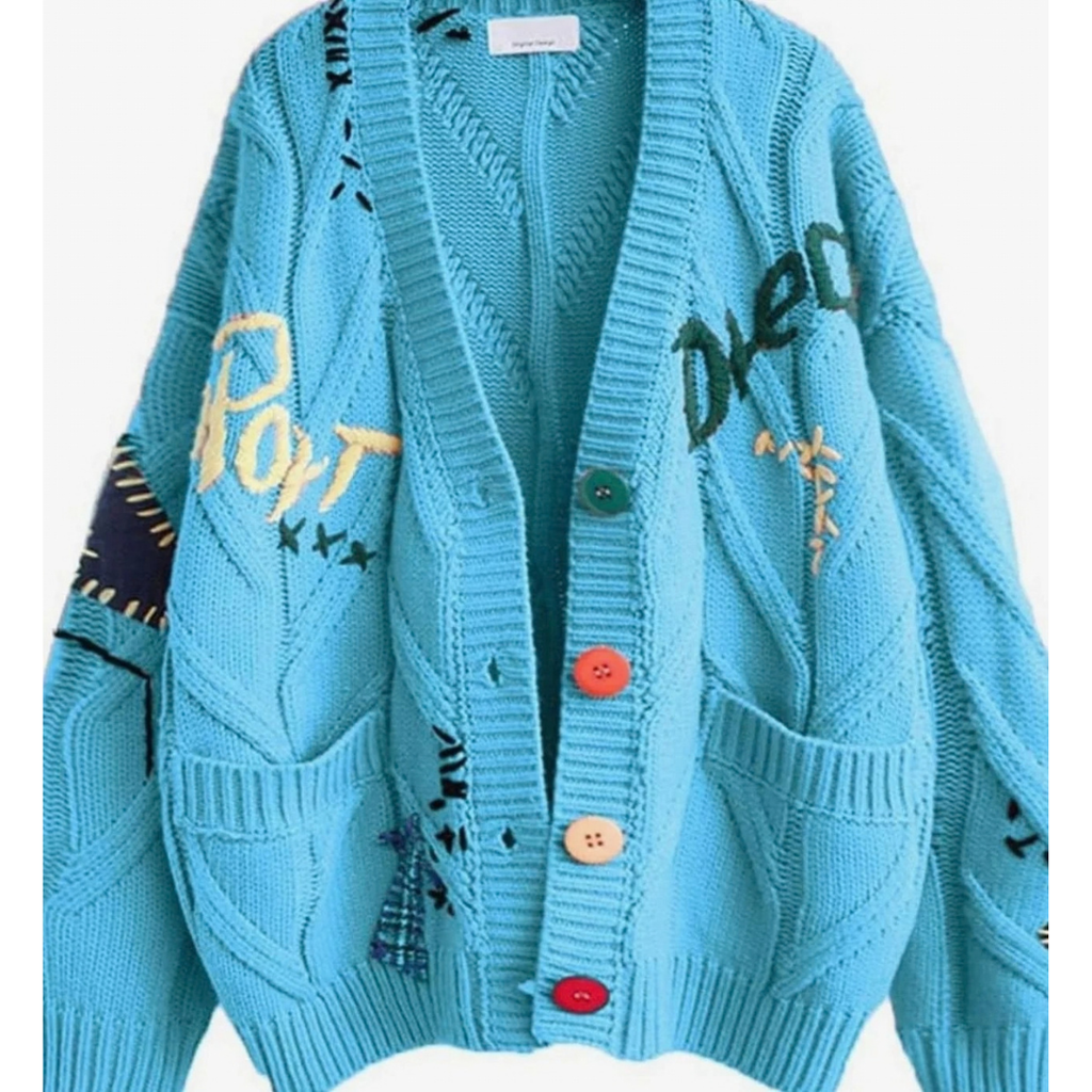 Maren | Damen Strickjacke mit Buchstaben und Knöpfen