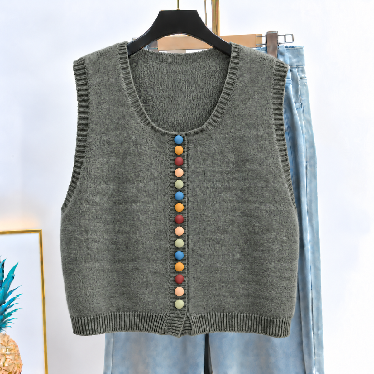 Ottilie | Damen Strickweste mit Farbigen Knöpfen