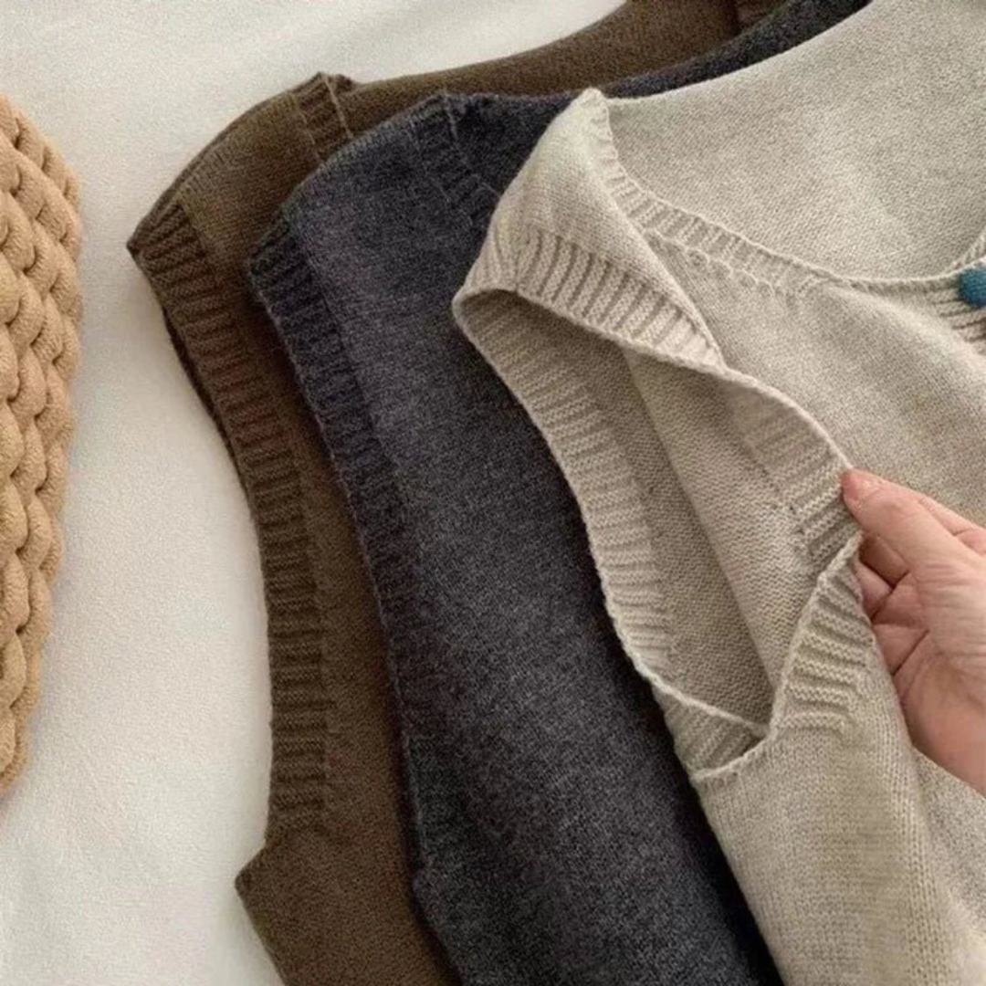 Ottilie | Damen Strickweste mit Farbigen Knöpfen