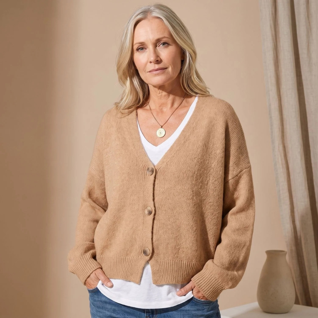 Sigrid | Damen Strickjacke mit V-Ausschnitt und Knöpfen