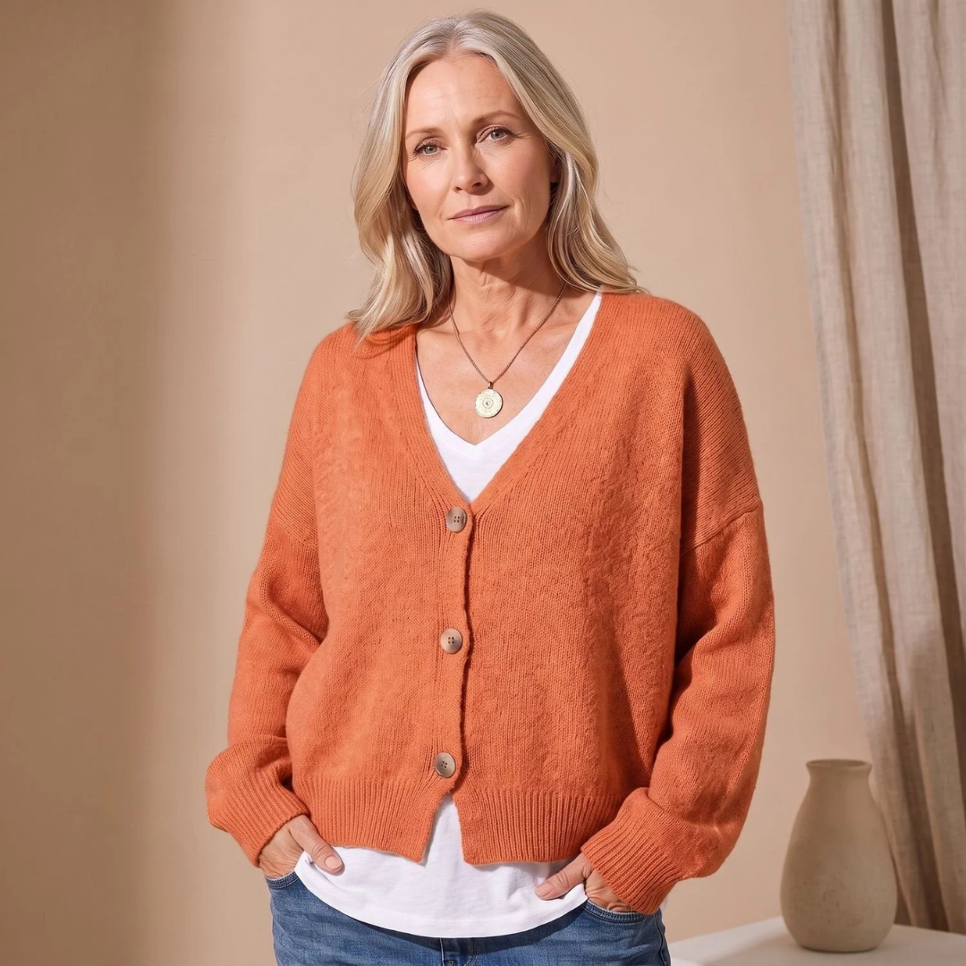 Sigrid | Damen Strickjacke mit V-Ausschnitt und Knöpfen