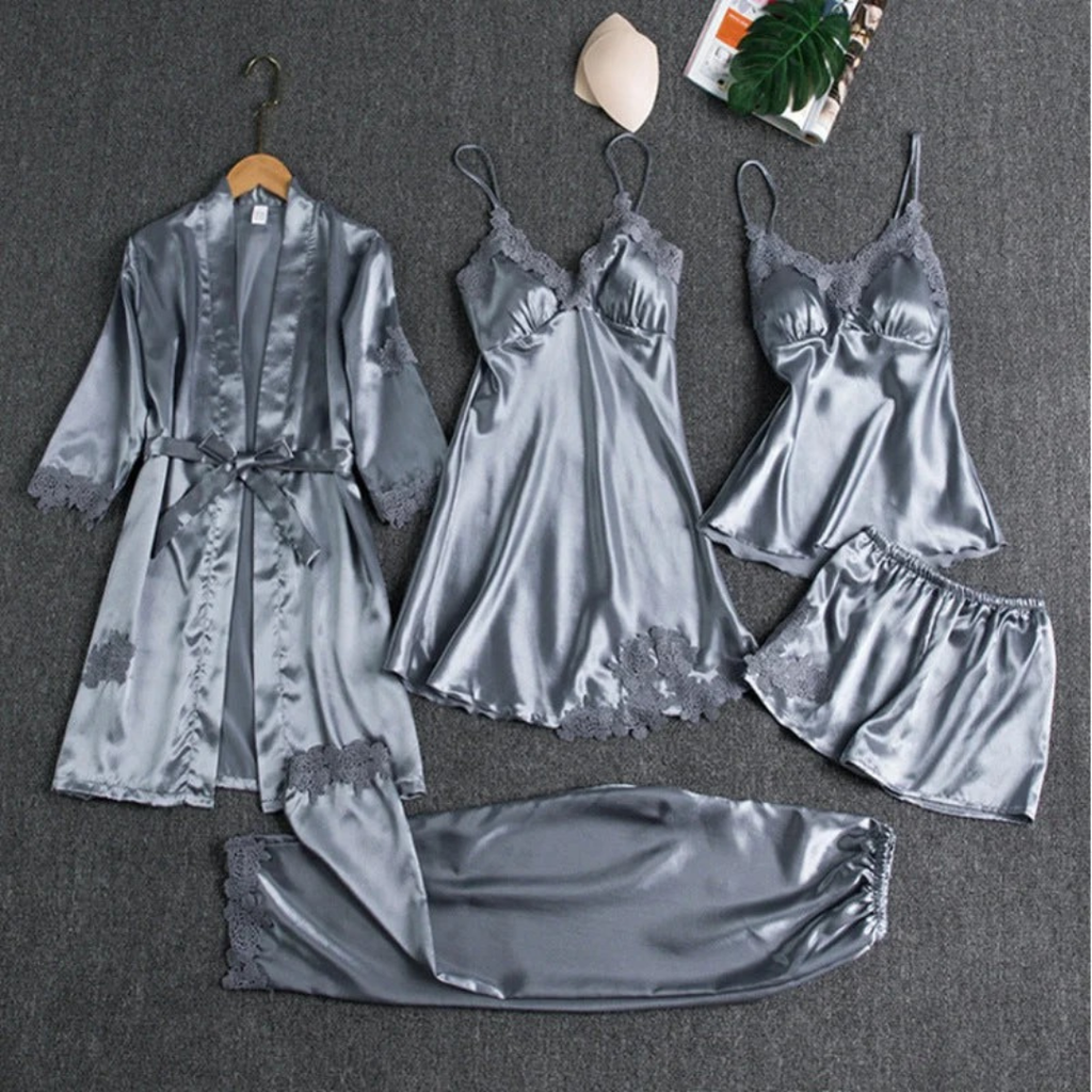 Skadi | Damen Pyjama Set mit Spitze und Morgenmantel