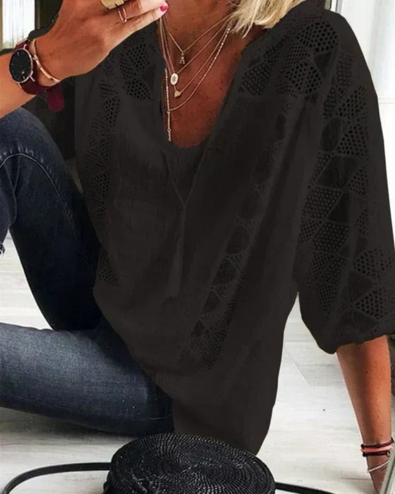 Sommerbluse mit Schlitzkragen – Lockere Silhouette fuer Damen