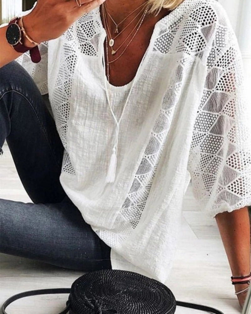 Sommerbluse mit Schlitzkragen – Lockere Silhouette fuer Damen